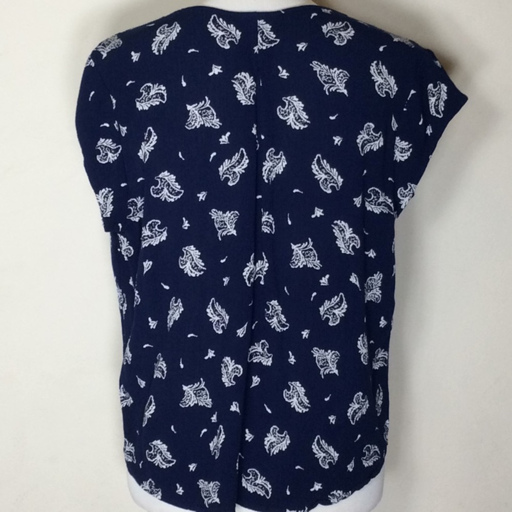 Liz Claiborne Blue & White Print Cap Sleeve Top - Picture 2 of 3